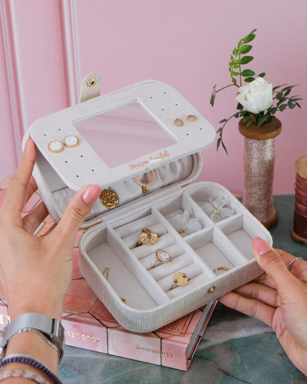 Brigitte linen effect travel jewelry box-feature-4