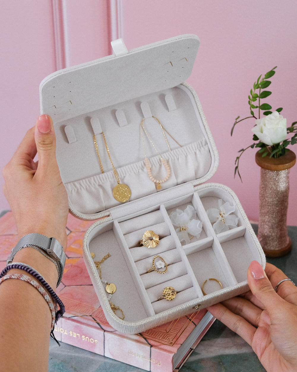Brigitte linen effect travel jewelry box-feature-3