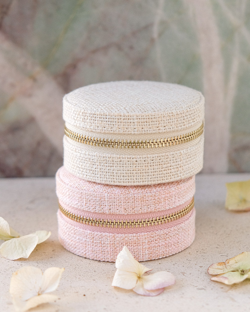 Yvonne linen effect travel jewelry box-feature-1