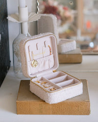 Corinne fluffy travel jewelry box - outlet