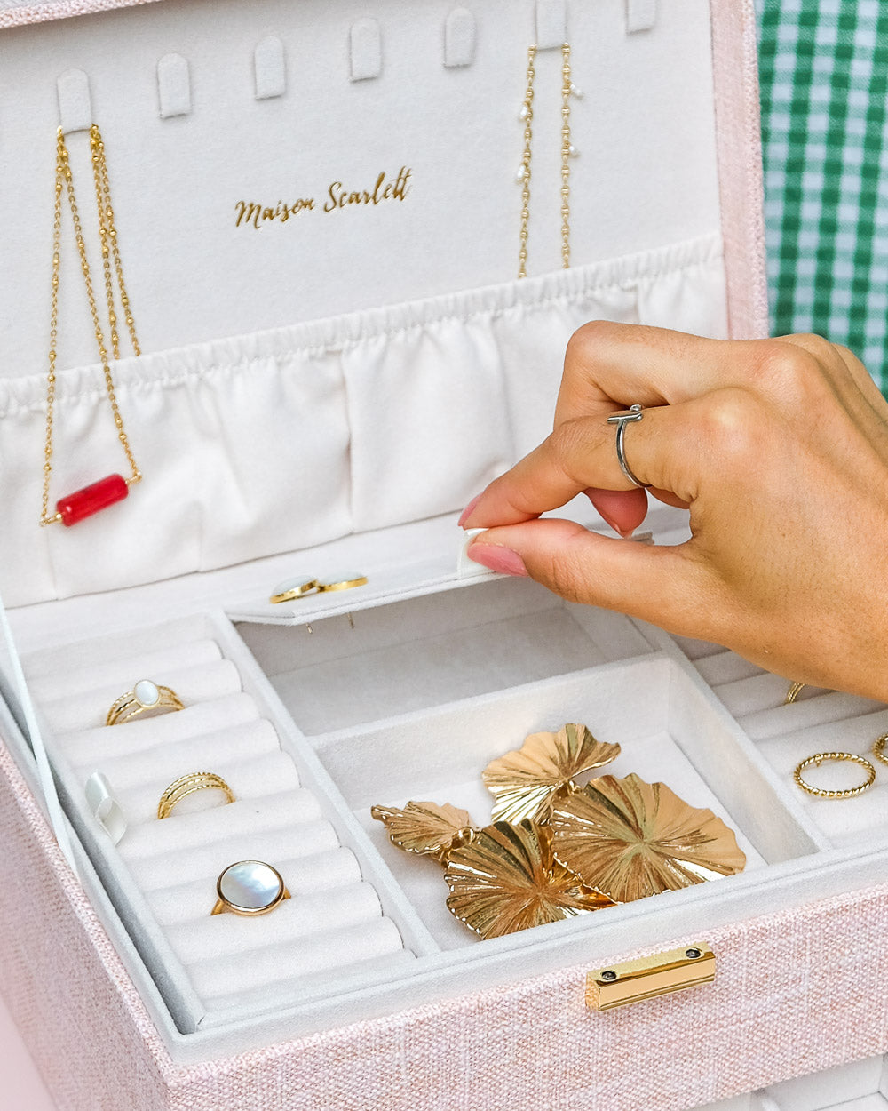 Denise linen effect jewelry box-feature-1