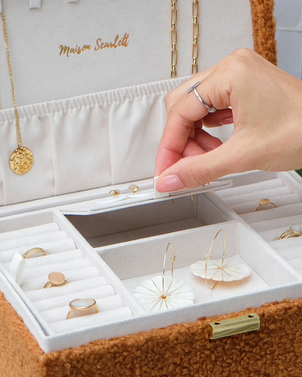 Louise teddy jewelry box-feature-1