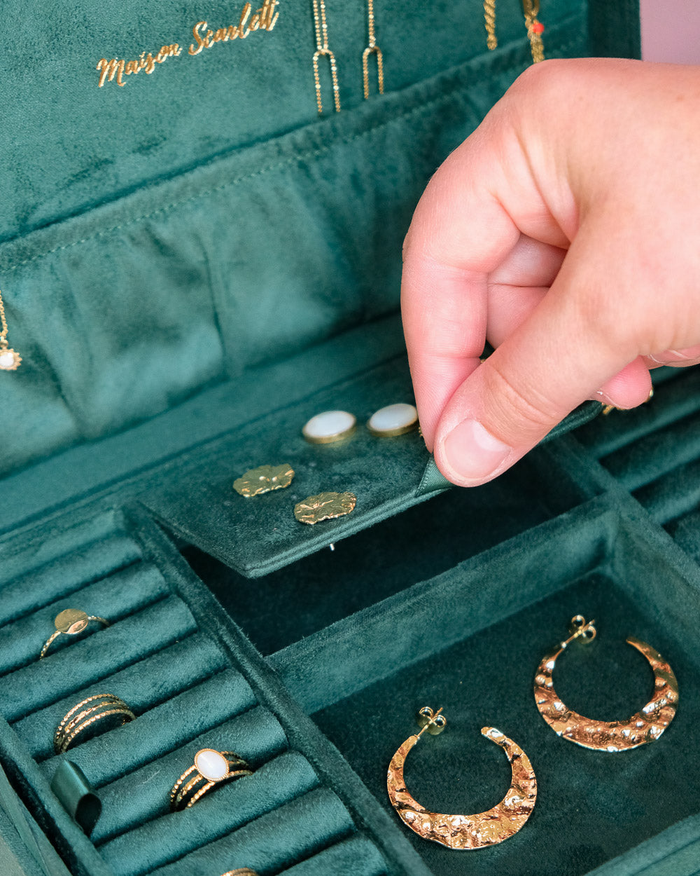 Denise velvet jewelry box-feature-1