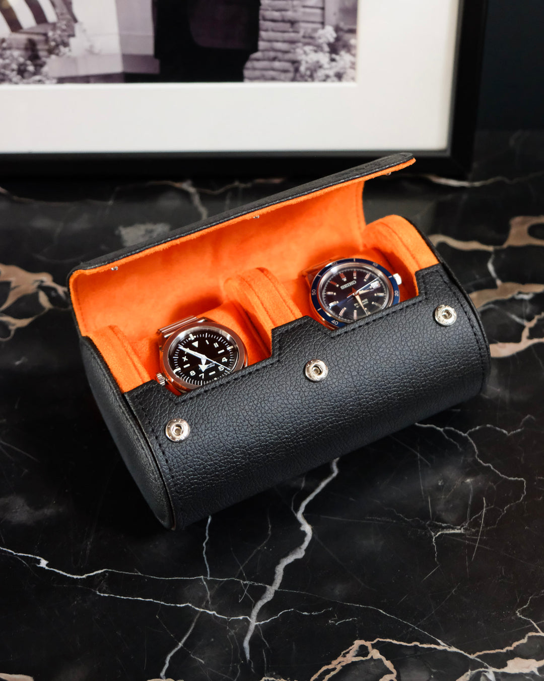 boite à montre en simili cuir et intérieur velours noir et orange avec deux montres
