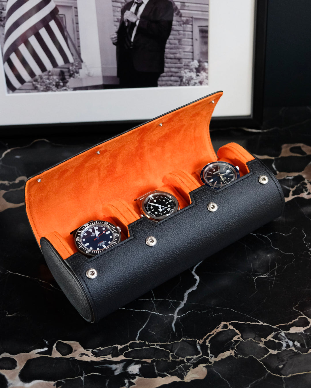 boite pour trois montres extérieur cuir pu noir et intérieur velours orange. Boutons pressions