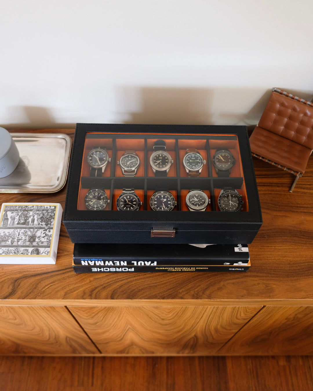 boite à montres pour 10 montres. Boite fermée, noire avec dessus vitré et intérieur orange