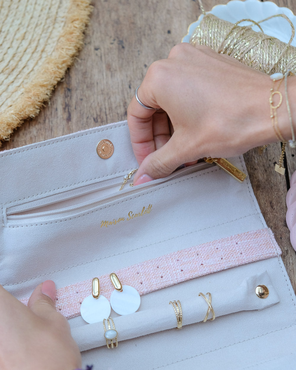 Catherine linen-effect jewelry pouch-feature-3