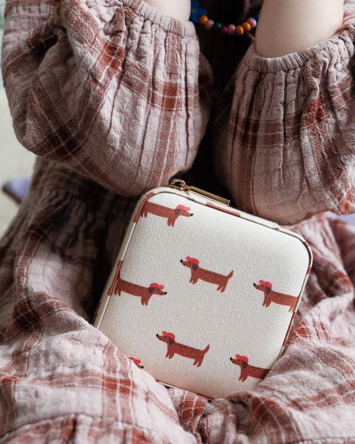 boite à bijou à motif chiens sur les genoux d'une petite fille